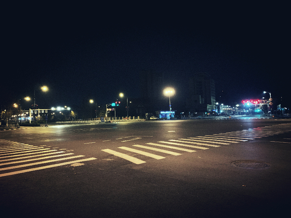 2月4日,立春之夜.深夜的南京街头,冬寒还未散去.