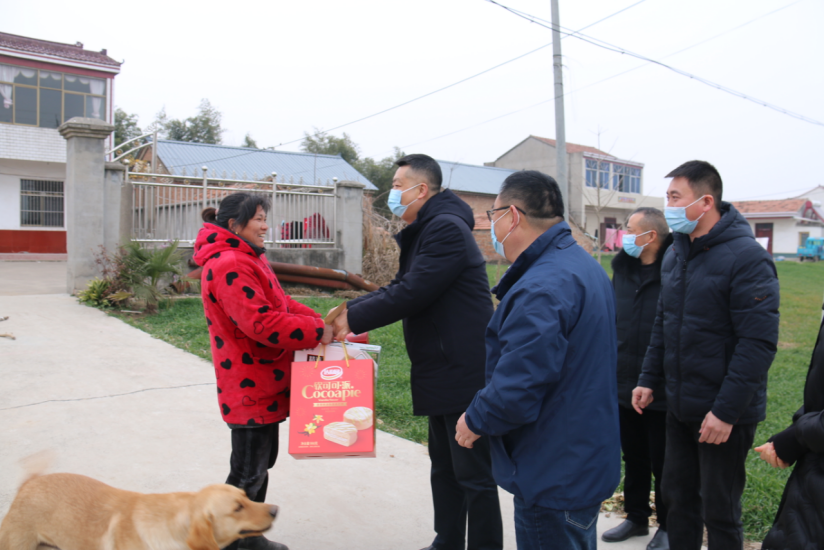 在李圩村,张俊一行人详细了解村基本情况,特色优势,发展思路,听取