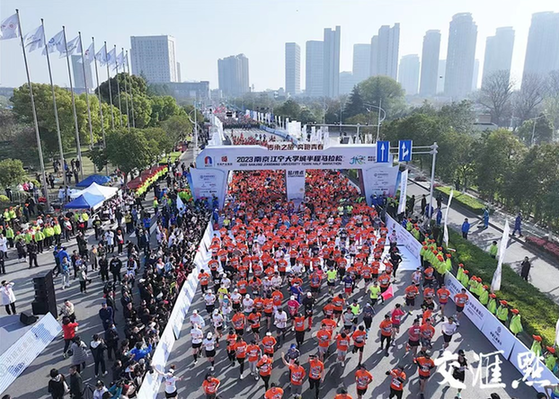 im体育2023南京江宁大学城半程马拉松今日开跑(图2)