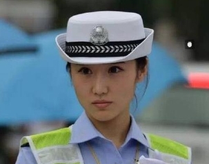 陜西美女交警微博爆红 网友感叹陜南自古出美女