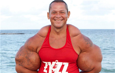 巴西男子堪称现实版绿巨人 膨胀的肌肉令儿童恐惧