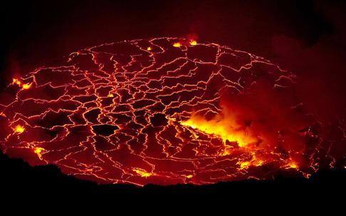 地质学家火山口实拍翻滚岩浆 场面壮观