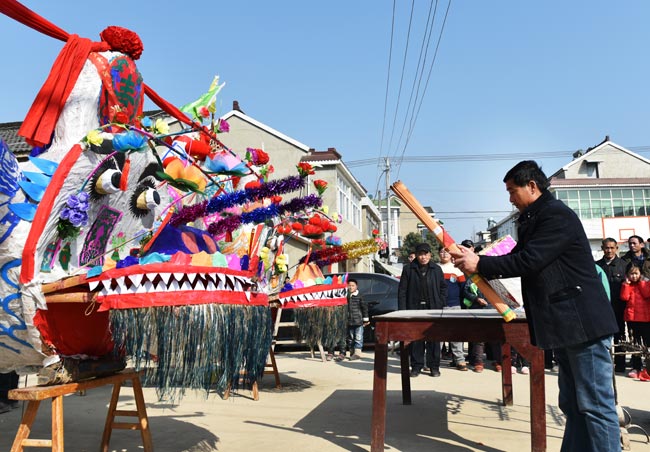 【网络媒体走转改】南京溧水村民为舞龙灯做准备 年俗延续300年