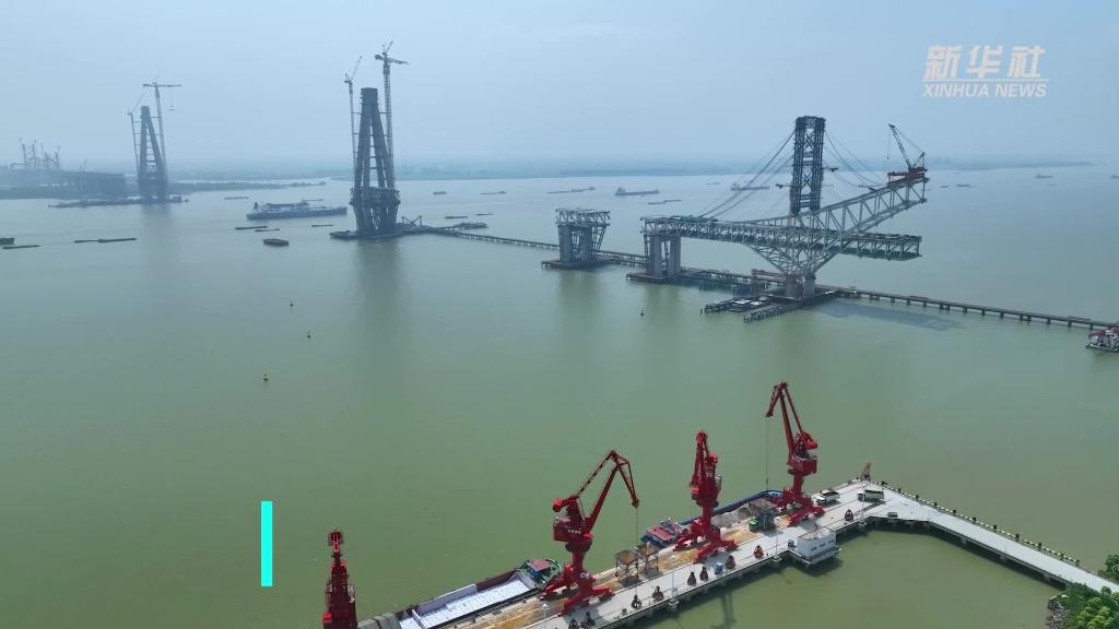 江苏泰州：常泰长江大桥上塔柱钢塔核心构件成功吊装